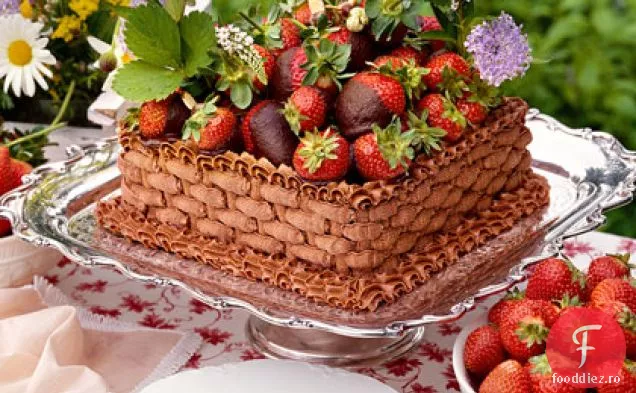 Tort De Coș Cu Ciocolată Și Căpșuni