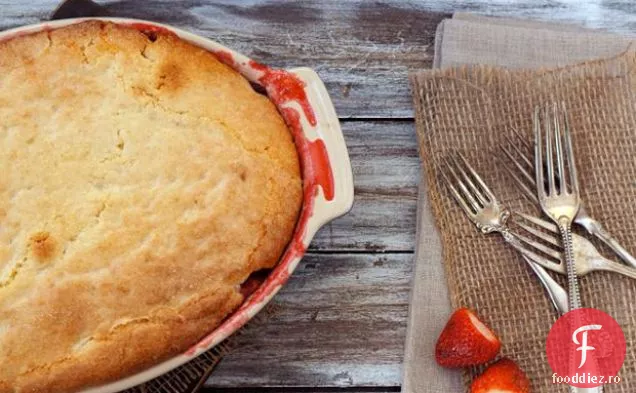 Tort de budincă de căpșuni-rubarbă