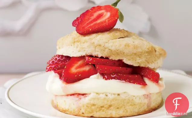 Shortcakes cu căpșuni cu cremă de lămâie Meyer