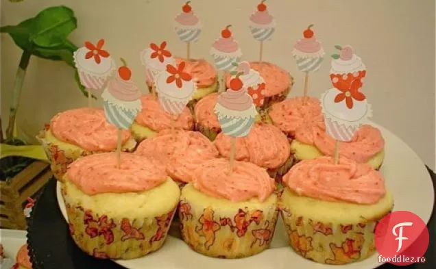 Cupcakes Cu Vanilie Cu Cremă De Unt De Căpșuni