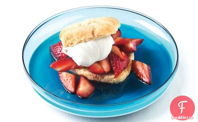 Shortcakes De Căpșuni Cu Sirop Balsamic Și Piper Negru