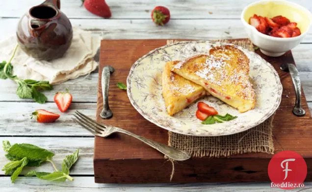 Pâine prăjită franceză umplută cu căpșuni-mascarpone