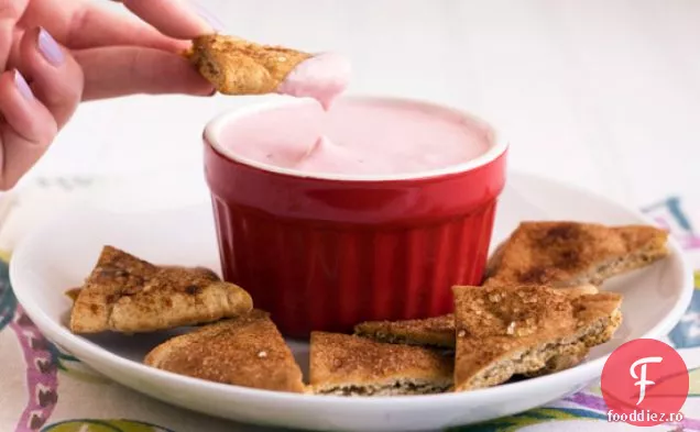 Dip De Cheesecake Cu Căpșuni Cu Chipsuri De Pita Cu Zahăr De Scorțișoară