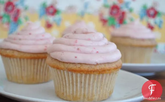 Cupcakes Cu Căpșuni Cu Glazură De Brânză Cremă De Căpșuni
