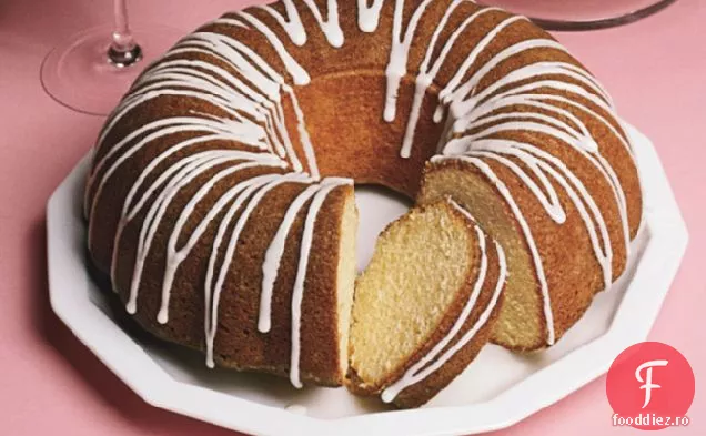Tort Bundt Cu Fasole De Vanilie Cu Glazură De Vanilie Și Căpșuni