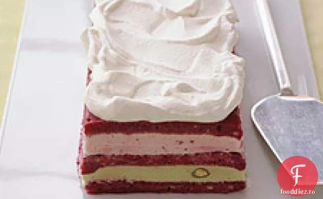 Tort de înghețată cu căpșuni și fistic