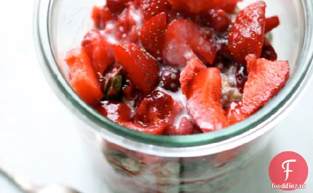 Musli Bircher Cu Sos De Căpșuni Condimentat