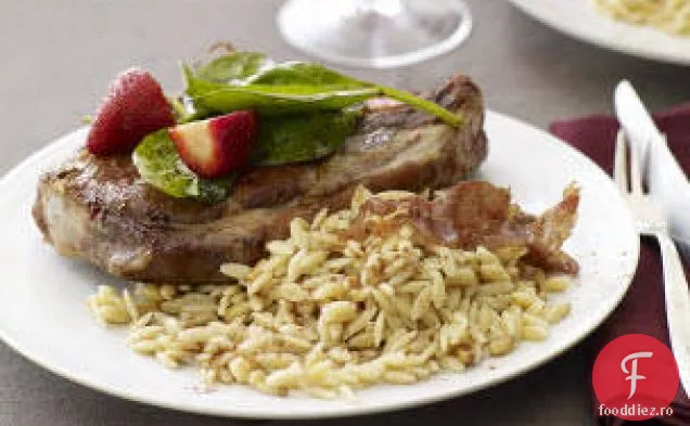 Cotlet De Porc Cu Salată Balsamică De Căpșuni Și Orzo De Nuci De Pin