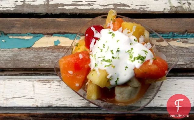 Salată De Fructe Tropicale Cu Sos Cremos De Lime