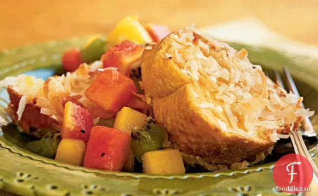 Pâine prăjită franceză cu nucă de cocos la cuptor cu compot de fructe tropicale