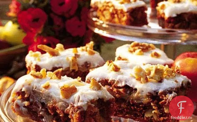 Tort de mere gros cu glazură de brânză cremă