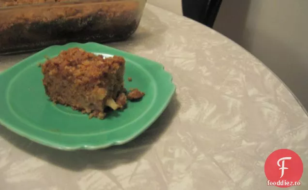 Tort De Cafea Cu Mere Cu Topping Crumble Și Glazură De Zahăr Brun