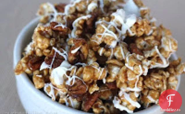 Scorțișoară Caramel porumb cu nuci pecan și ciocolată albă {aka Cinna