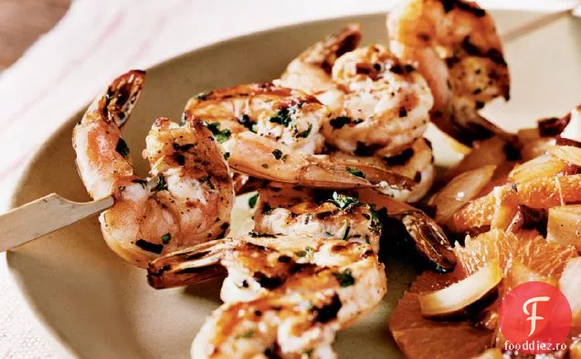 Creveți marinați cu citrice cu ceapă la grătar și salată de portocale