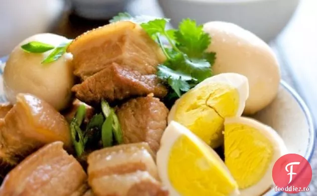 Carne De Porc Și Ouă Fierte Vietnameze În Rețetă De Caramel-Thit Heo Kho