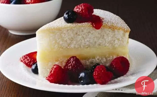 Tort Alb Cu Fructe De Padure Si Crema