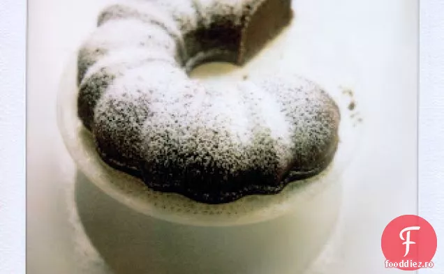 Tort Bundt cu ciocolată neagră îmbibată cu whisky