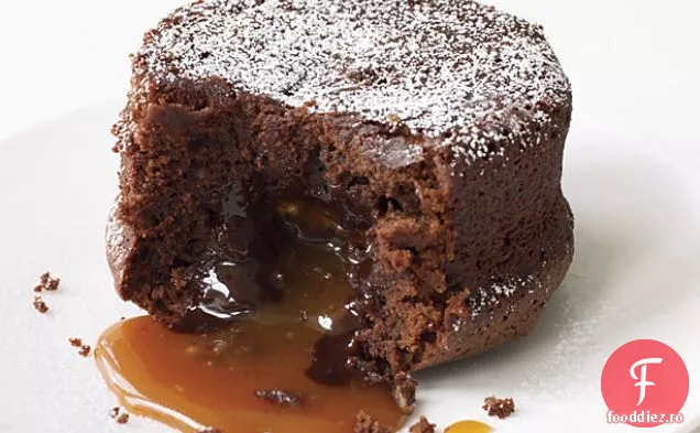 Tort de ciocolată topită cu umplutură de Caramel