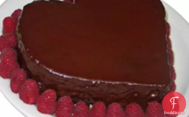 Tort de ciocolată în formă de inimă cu glazură de ciocolată