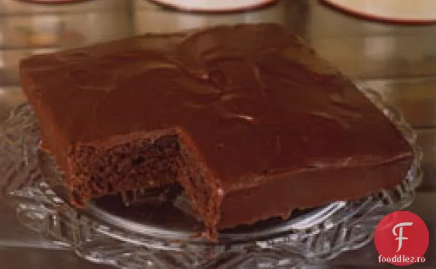 Tortul de ciocolată neagră al mătușii Sabella cu glazură de Fudge