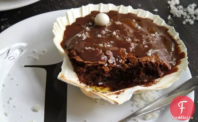 Tort De Ciocolată Cu Sare De Mare Și Ulei De Măsline Pe Jumătate De Coajă