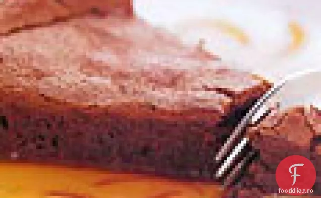 Tort de ciocolată cu sos de caramel portocaliu