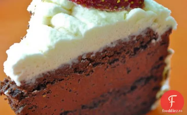 Tort De Mousse De Căpșuni Cu Ciocolată Cu Glazură Bătută