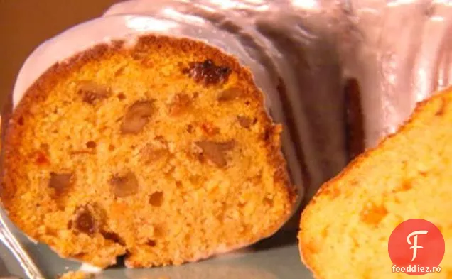 Tort Bundt de cartofi dulci cu glazură de rom condimentată cu unt