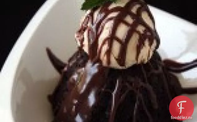 Mini Sundaes De Tort Bundt De Ciocolată Cu Sos De Fudge Fierbinte De Casă