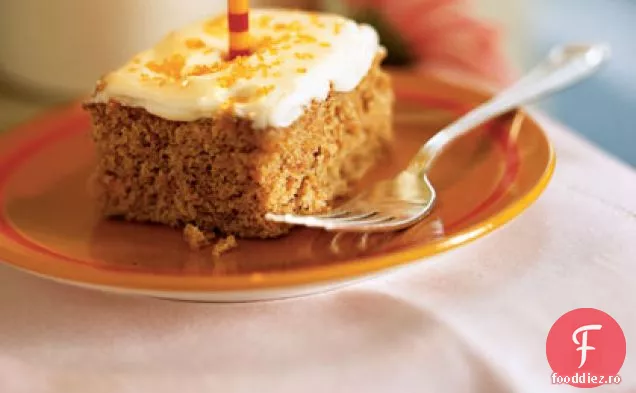 Tort cu foaie de morcovi cu glazură de brânză cremă