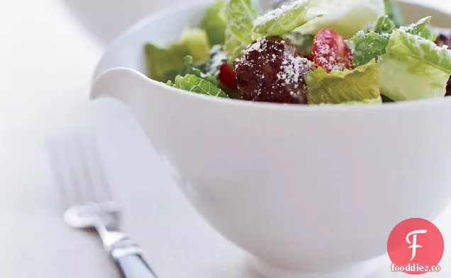 Salată Caesar cu chiftele