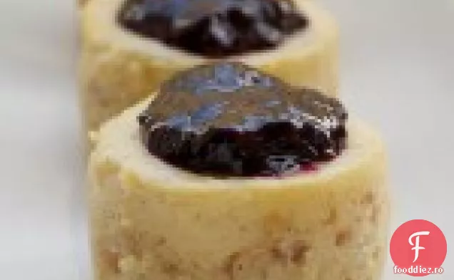 Mini Cheesecakes cu fasole de vanilie cu sos de afine
