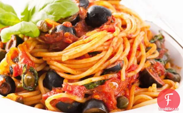 Spaghete aprinse cu hamsii, măsline și capere într-un sos rapid de roșii