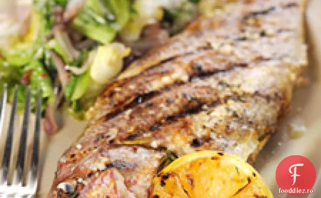 Snapper Întreg La Grătar Cu Escarole Și Lămâi Conservate