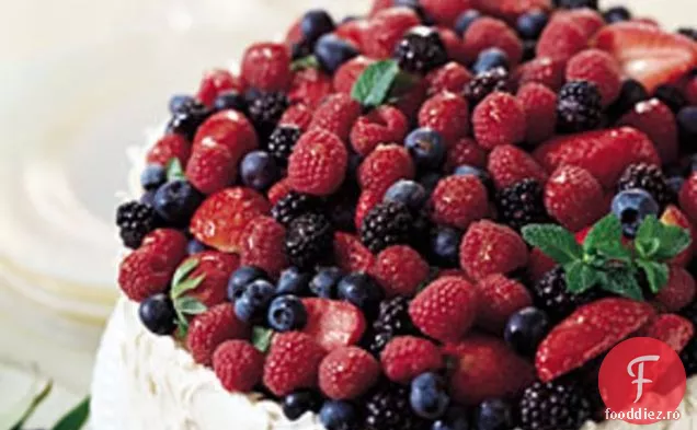 Tort de șifon mixt cu fructe de pădure cu glazură de brânză cremă de migdale
