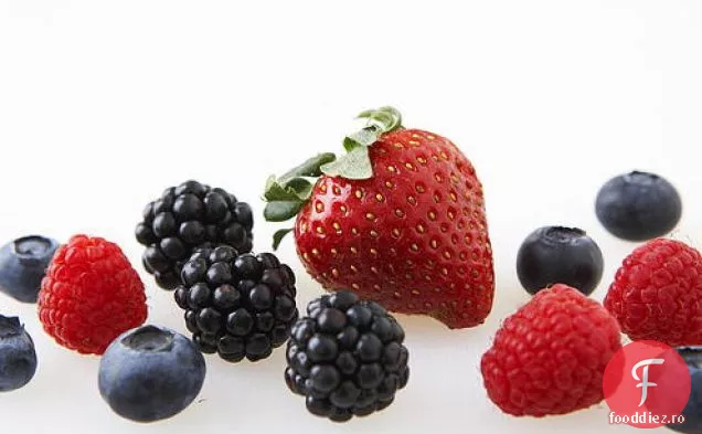 Tort de cafea proaspătă cu fructe de pădure cu topping de firimituri de nucă