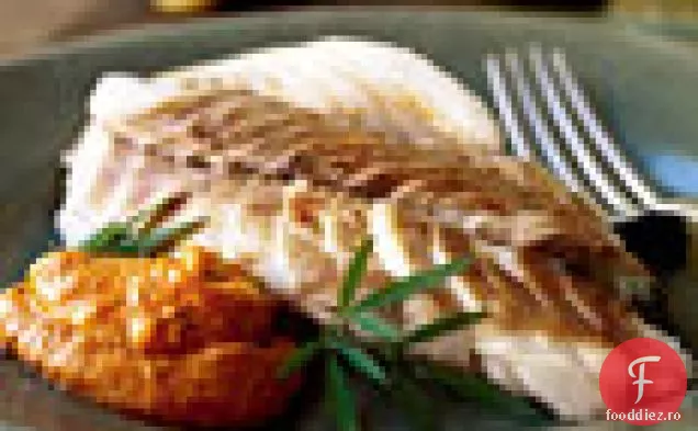 Snapper roșu copt în sare cu sos Romesco