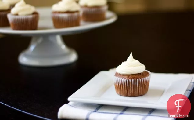 Cupcakes Din Catifea Roșie Cu Glazură De Brânză Cremă