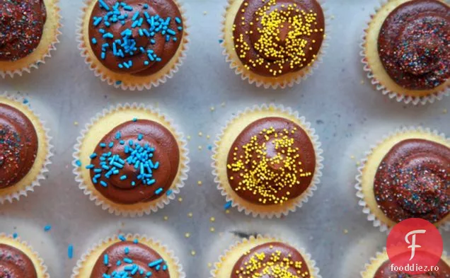 Cupcakes Cu Vanilie Cu Cremă De Unt De Ciocolată
