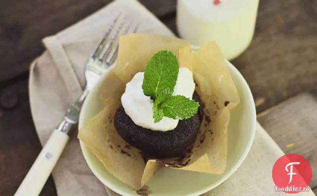 Cupcakes Cu Lapte De Ciocolată Cu Frișcă Infuzată Cu Mentă