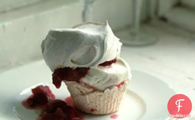 Cupcakes Cu Bezea Cu Rubarbă Înăbușită Și Zmeură
