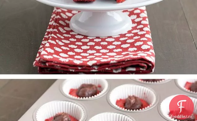 Cupcakes din catifea roșie umplute cu ciocolată