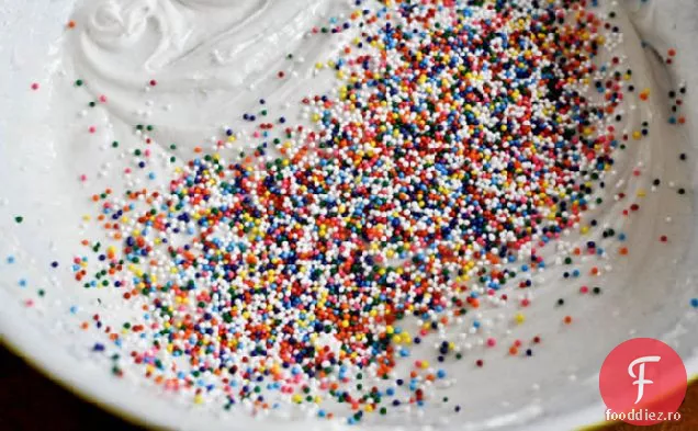 Cupcakes Funfetti De Casă Cu Cremă De Unt De Vanilie