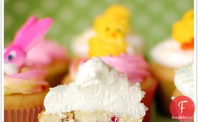 Cupcakes de vanilie umplute cu zmeură cu glazură de cremă de unt
