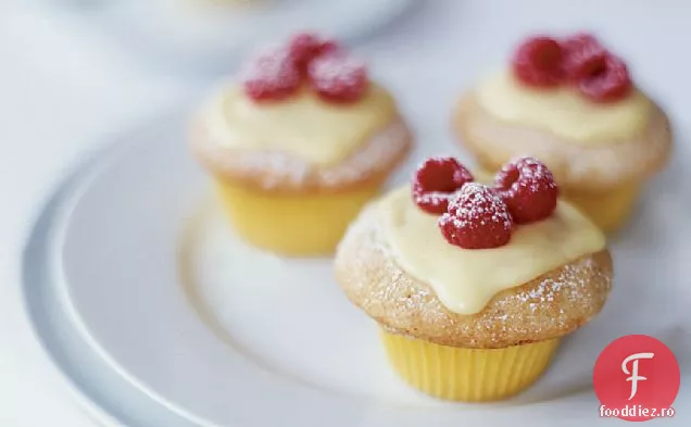 Cupcakes cu vanilie cu cremă de lămâie și zmeură
