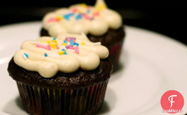 Cupcakes Bogate În Ciocolată Cu Glazură De Fasole De Vanilie