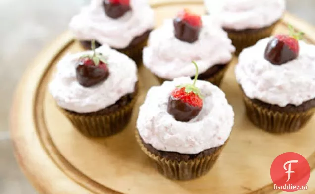 Cupcakes cu căpșuni acoperite cu ciocolată