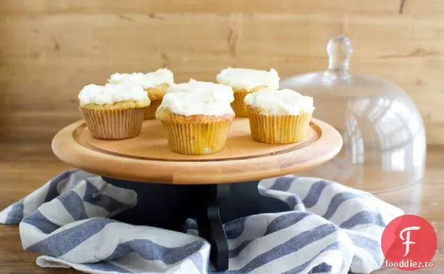 Cupcake De Piersici Prăjite Cu Cremă De Unt De Vanilie
