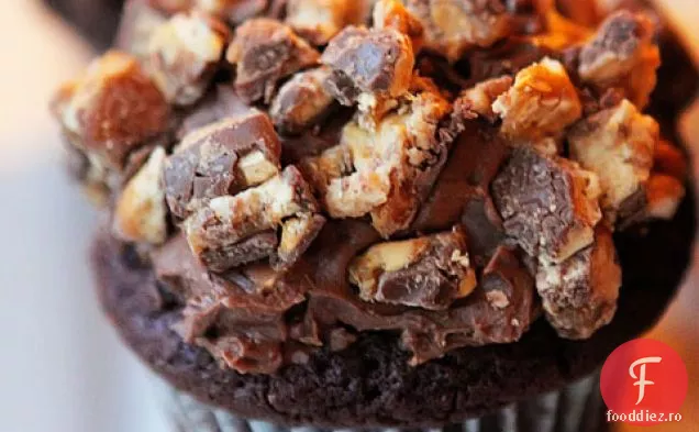 Cupcakes Decadente Snickers Cu Umplutură De Mousse De Ciocolată