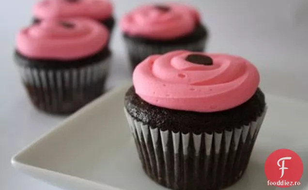 Cupcakes De Ciocolată Cu O Brânză Cremă De Ciocolată Albă Rasberry